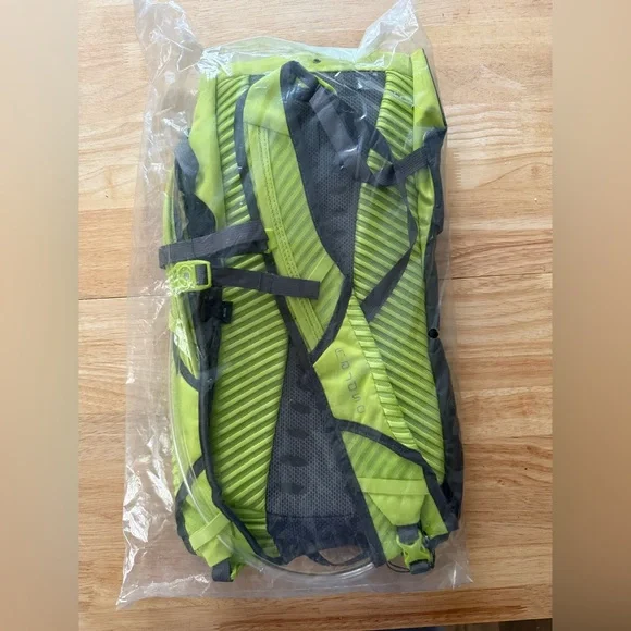 OSPREY Black and Green Hydration Pack - Picture 2 of 3